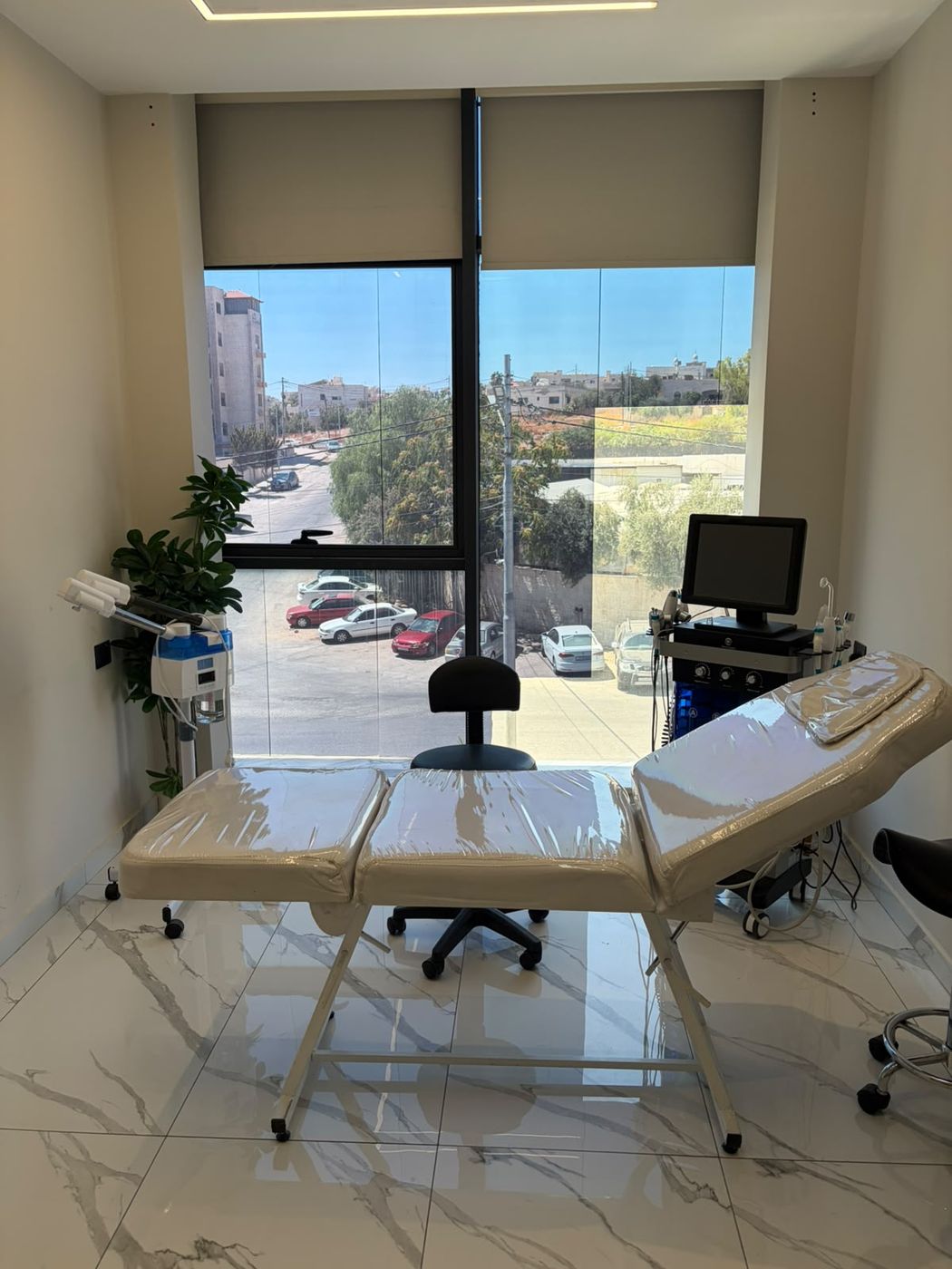 Skin Lounge treatment room with HydraFacial station